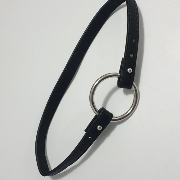 Front open Black vinyl choker with silver O ring - Picture 4 of 16